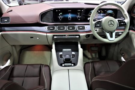 2023-Mercedes-Benz-GLS-Maybach-600-4Matic_12