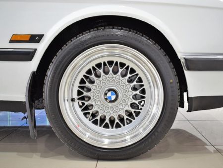 1987-BMW-5-Series-525e_5