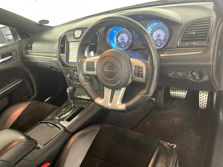 2014-Chrysler-300C-SRT8_9