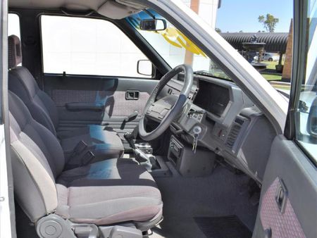 1992-Ford-Courier-3000-Leisure_5