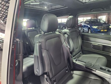 2023-Mercedes-Benz-V-Class-V-300d-Exclusive_10