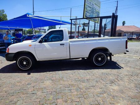 2020-Nissan-NP300-25-TDi-LWB-Single-Cab_4