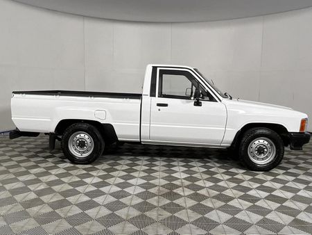 1995-Toyota-Hilux-1800-S-Single-Cab_11