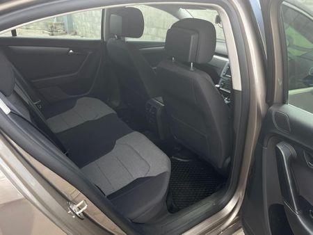 2012-Volkswagen-Passat-18-TSI-Comfortline-118kW_6