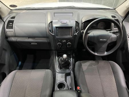 2014-Isuzu-KB-240i-LE-Double-Cab_4