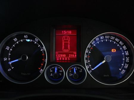 2007-Volkswagen-Golf-R32-Auto_9