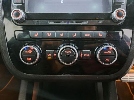 2013-Volkswagen-Scirocco-20-TSI-R-Auto-188kW_13
