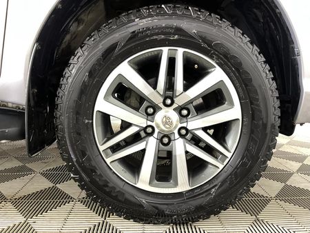 2019-Toyota-Hilux-28-GD-6-Raised-Body-Auto-Raider-Double-Cab_5