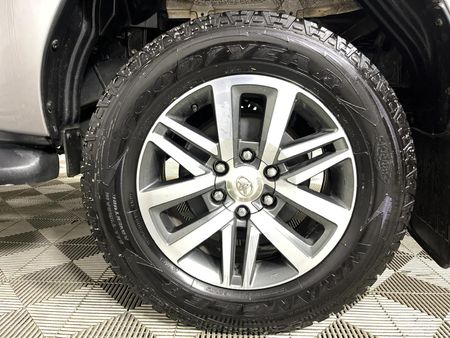 2019-Toyota-Hilux-28-GD-6-Raised-Body-Auto-Raider-Double-Cab_6