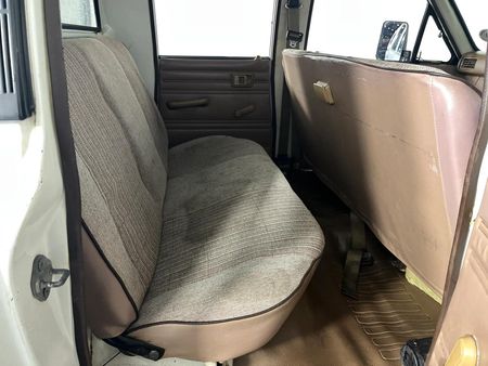 1988-Toyota-Hilux-2200-4x4-Double-Cab_3
