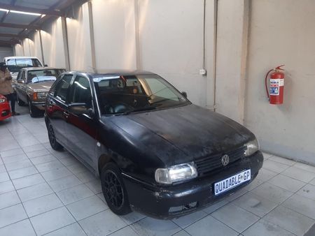 2002-Volkswagen-Polo-Playa-14_0