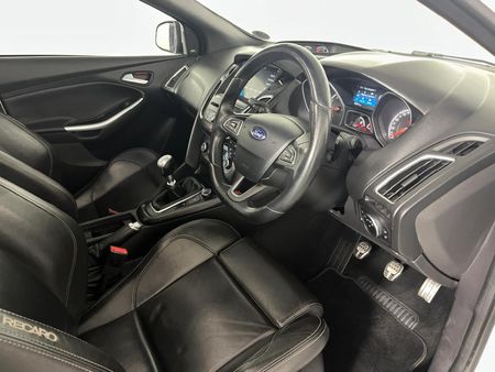 2017-Ford-Focus-20-EcoBoost-ST3_9