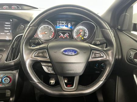 2017-Ford-Focus-20-EcoBoost-ST3_12