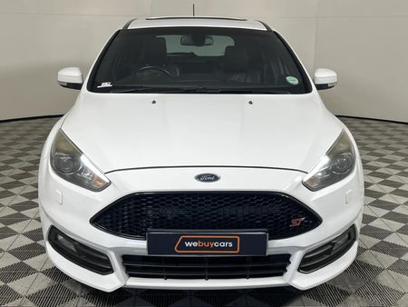 2017-Ford-Focus-20-EcoBoost-ST3_13