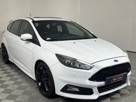 2017-Ford-Focus-20-EcoBoost-ST3_14