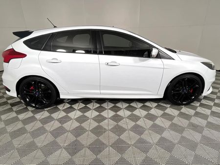 2017-Ford-Focus-20-EcoBoost-ST3_15