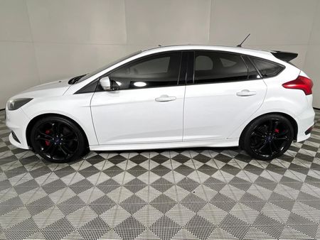 2017-Ford-Focus-20-EcoBoost-ST3_17