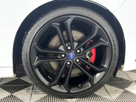 2017-Ford-Focus-20-EcoBoost-ST3_4