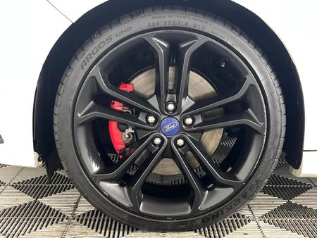 2017-Ford-Focus-20-EcoBoost-ST3_5