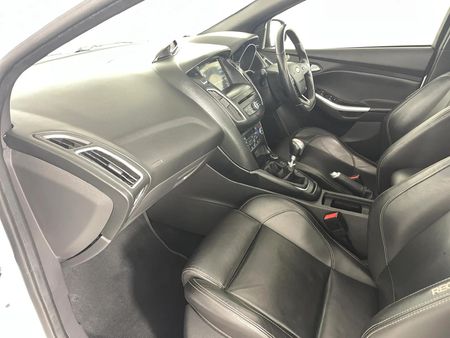 2017-Ford-Focus-20-EcoBoost-ST3_8