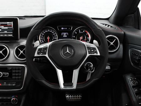 2014-Mercedes-AMG-CLA-45-AMG_11