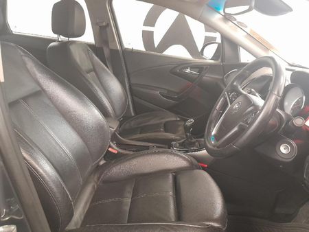 2015-Opel-Astra-16-Essentia_9