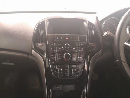 2015-Opel-Astra-16-Essentia_13