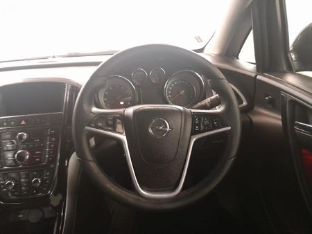 2015-Opel-Astra-16-Essentia_14