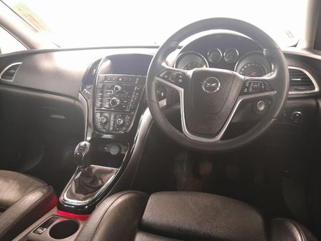 2015-Opel-Astra-16-Essentia_15