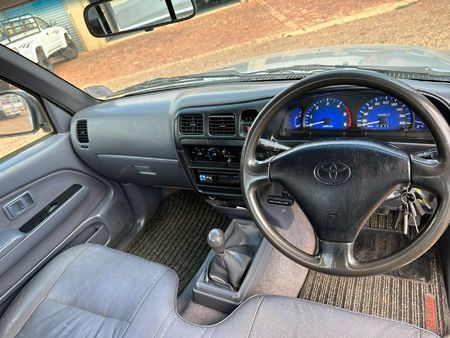 2004-Toyota-Hilux-Legend-35_9