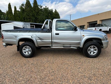 2004-Toyota-Hilux-Legend-35_10