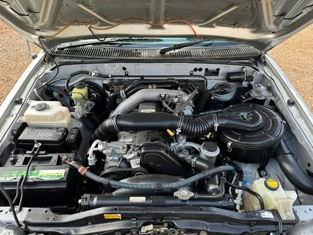 2004-Toyota-Hilux-Legend-35_12