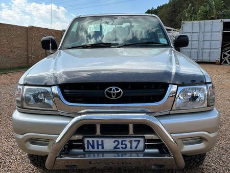2004-Toyota-Hilux-Legend-35_2