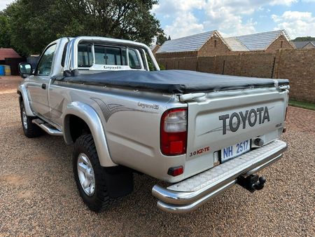 2004-Toyota-Hilux-Legend-35_3