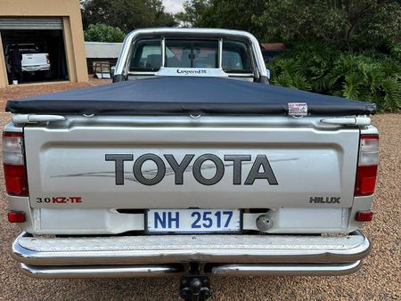 2004-Toyota-Hilux-Legend-35_4