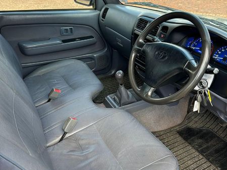 2004-Toyota-Hilux-Legend-35_8