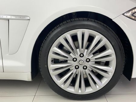 2013-Jaguar-XF-22-D-Premium-Luxury_4