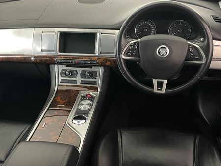 2013-Jaguar-XF-22-D-Premium-Luxury_8