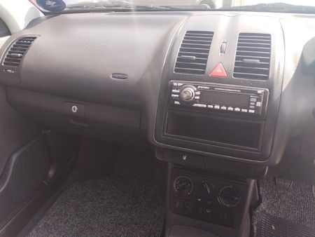 2002-Volkswagen-Polo-Playa-14-S_11