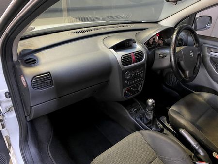 2010-Opel-Corsa-Utility-18-Sport_10