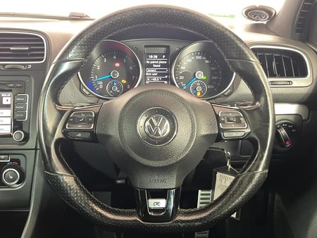 2012-Volkswagen-Golf-VI-20-TSI-R-Auto_11