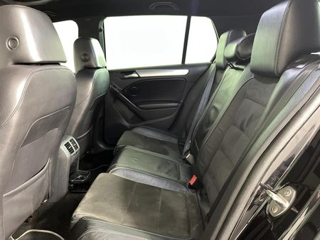 2012-Volkswagen-Golf-VI-20-TSI-R-Auto_3