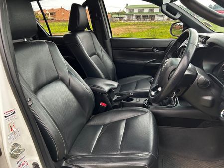 2020-Toyota-Hilux-28GD-6-Double-Cab-4x4-Legend-50_10