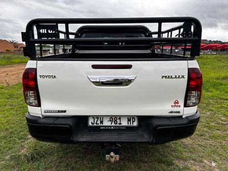 2020-Toyota-Hilux-28GD-6-Double-Cab-4x4-Legend-50_6