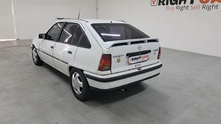 1989-Opel-Kadett-16-GSE_4