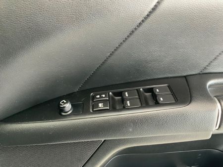 2011-Suzuki-Kizashi-24-SDLX-Auto_9