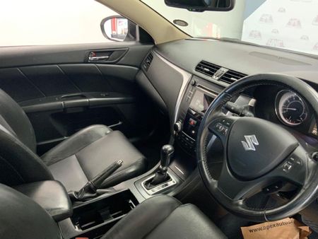 2011-Suzuki-Kizashi-24-SDLX-Auto_11