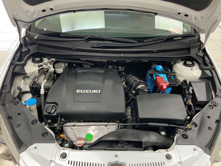 2011-Suzuki-Kizashi-24-SDLX-Auto_12