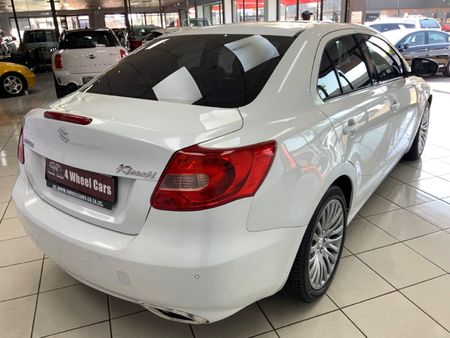 2011-Suzuki-Kizashi-24-SDLX-Auto_3