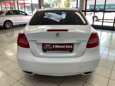 2011-Suzuki-Kizashi-24-SDLX-Auto_4